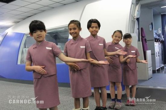 儿童 空姐 亮相 穿空乘制服体验乘务员工作_网