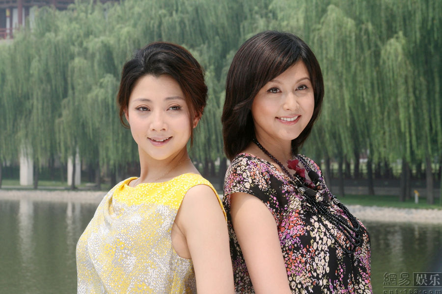 44岁藤原纪香穿低胸装露美腿 俯身秀事业线(组
