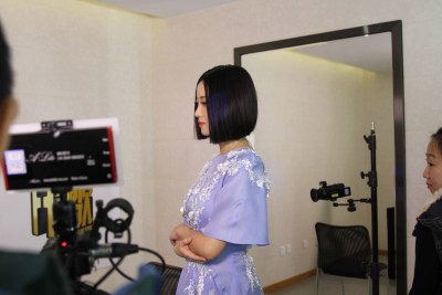 姚贝娜着定制礼服亮相 飙泪献唱新作《鱼》