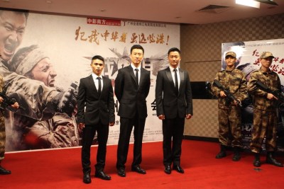 吴京携《战狼》赴广州宣传 秀腹肌现基情