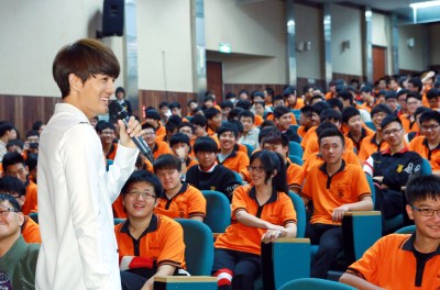 吴克群跑遍校园办讲唱会
