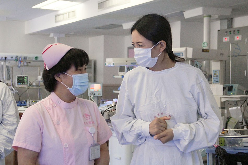 杨童舒探望早产病房:父母掌握生杀大权(组图)