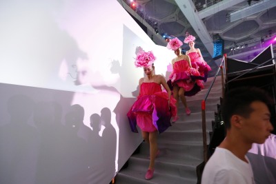 《鸟巢吸引》水立方版反响强烈演出后台展现