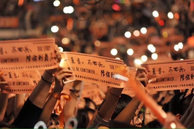 魏晨南京火热开唱 神秘好友助阵致敬经典