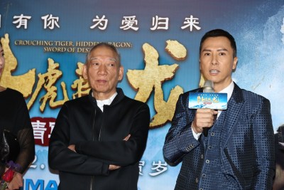 杨紫琼手牵70岁富翁未婚夫红毯秀恩爱