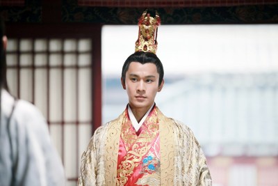 乔振宇《思美人》曝新剧照 显王者魅力