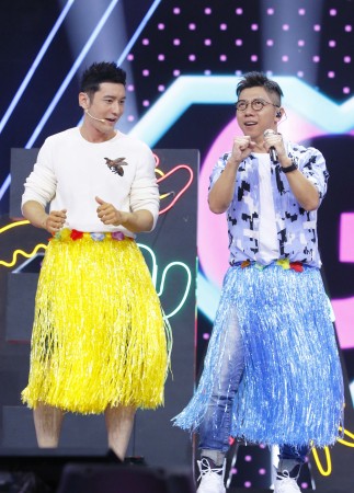 黄晓明胜利领衔众萌妹子大跳草裙舞
