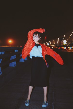 蓝盈莹加盟《环太平洋2》 启程悉尼机场look
