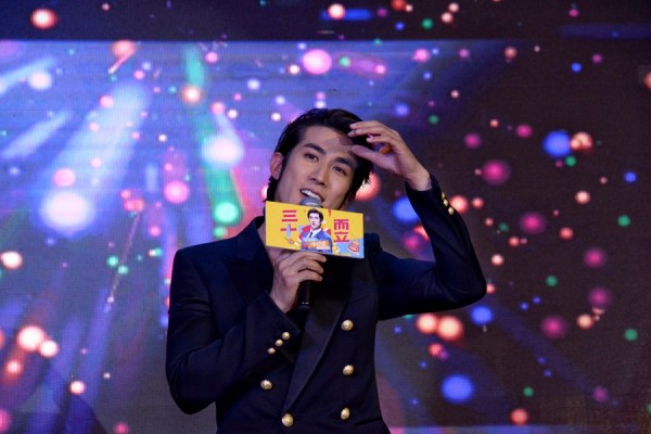 李治廷生日会大秀肌肉