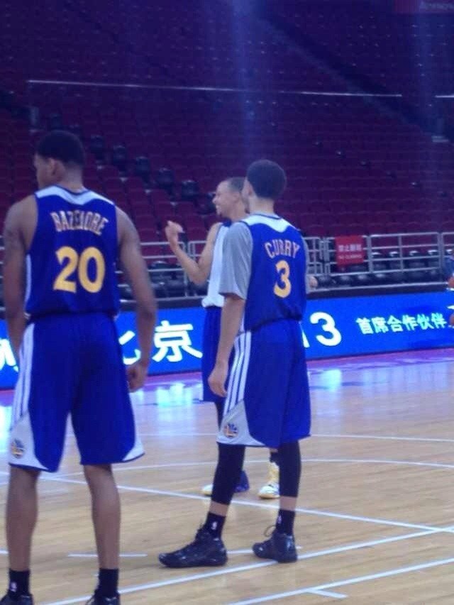 勇士队抵达五棵松进行训练