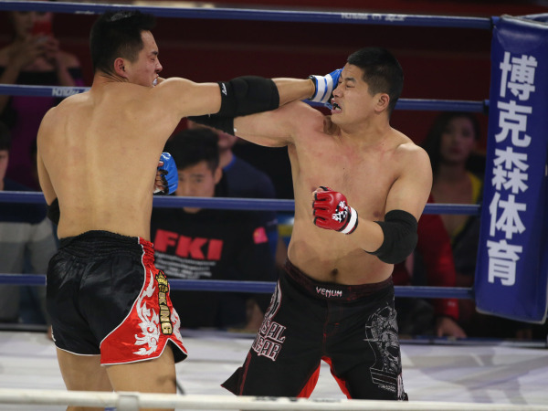 功夫春晚壮汉拳头对攻 帅小伙脸上中拳变形