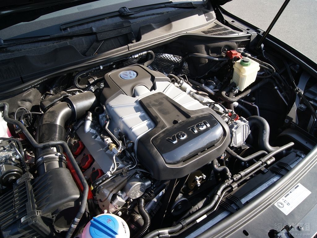 途锐 2011款 汽油 3.0T AT高配型 发动机局部