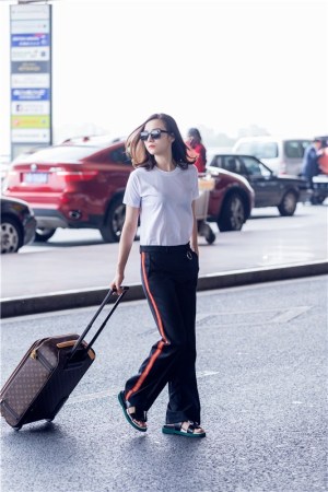 宋佳轻装奔赴洛杉矶 简约风演绎霸道女总裁