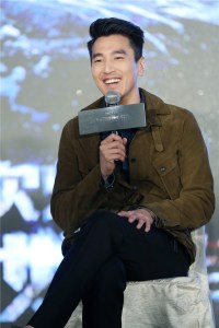 赵又廷英伦风亮相 酷帅演绎黑棕搭配