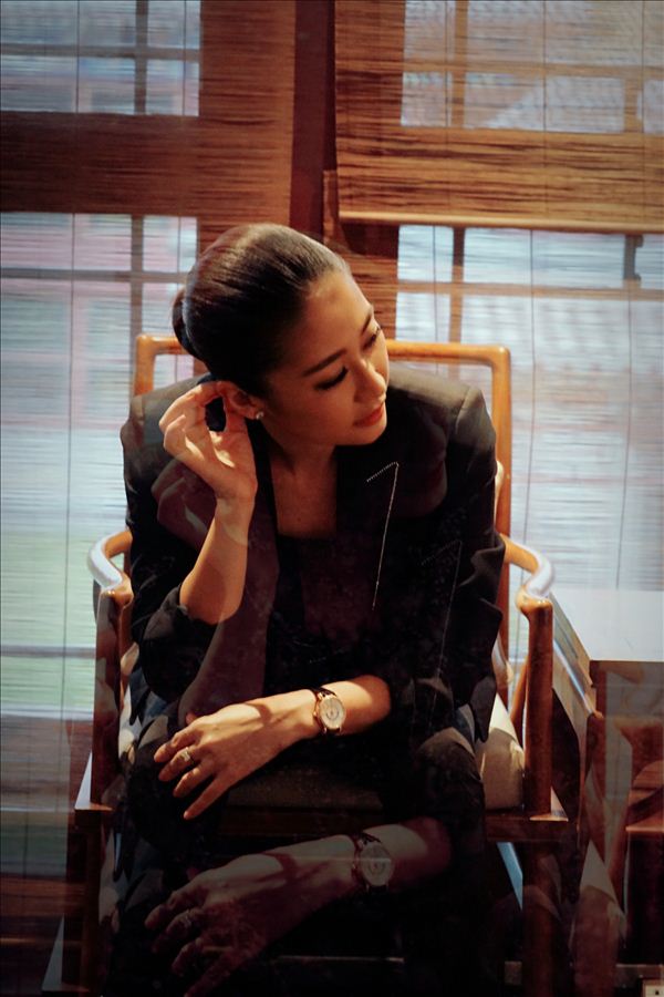 梁静西装出席活动