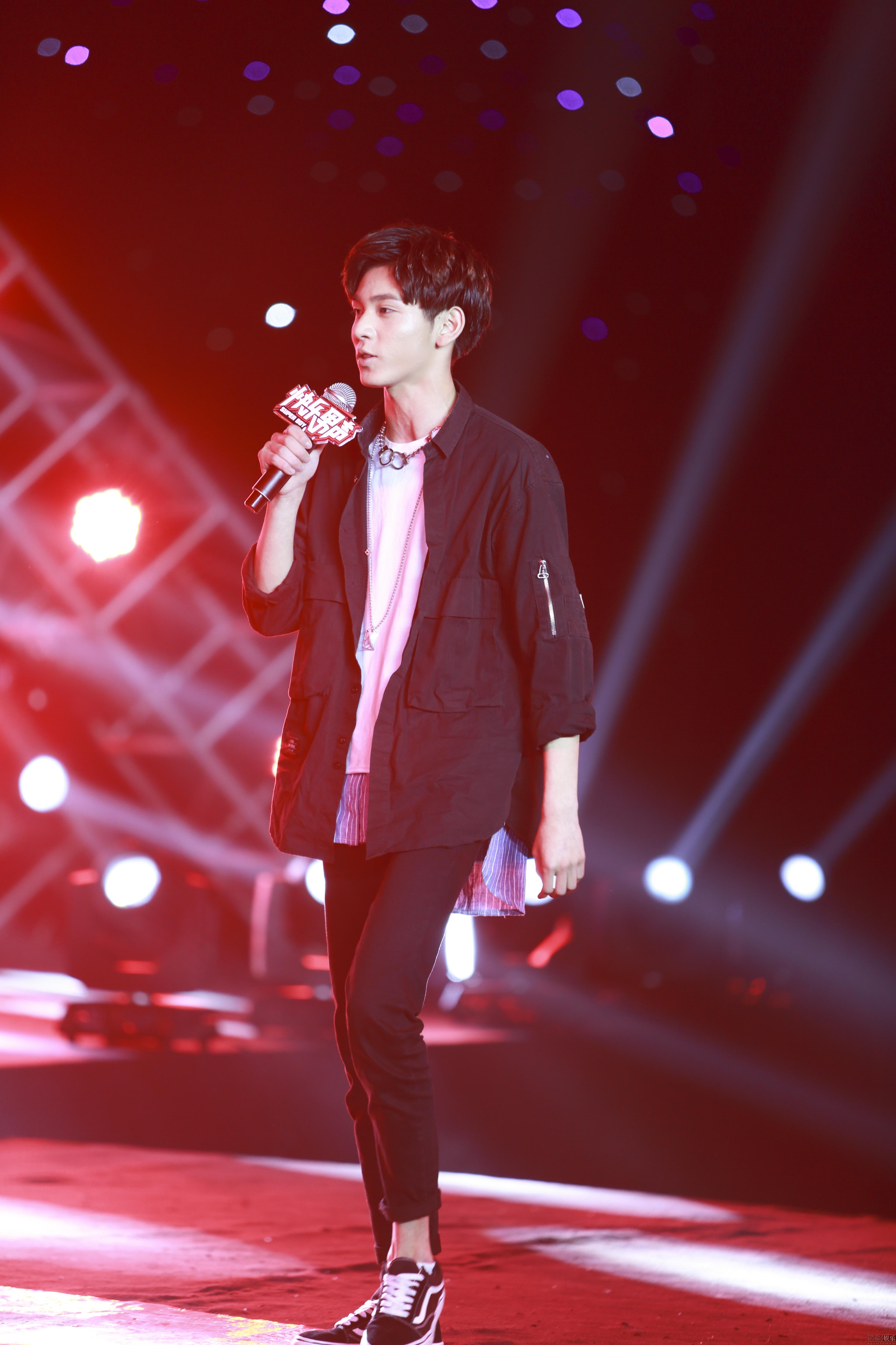 李艺彤袁雨桢组最美少女团 快男上演rap对决