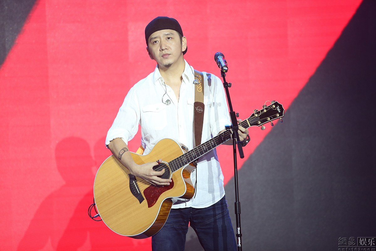 郝云献唱北京青年广播开播仪式